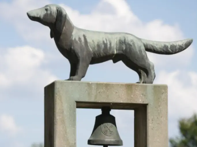 Glocken-Denkmal: Hund mit Glocke