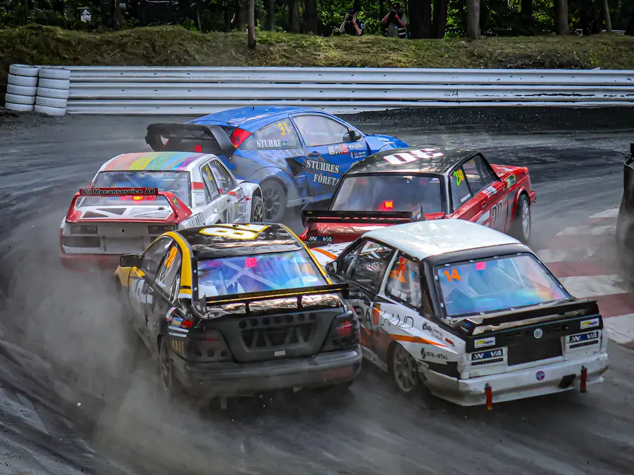 Rallycross-Action: dichtes Fahrerfeld Tür an Tür in der Kurve