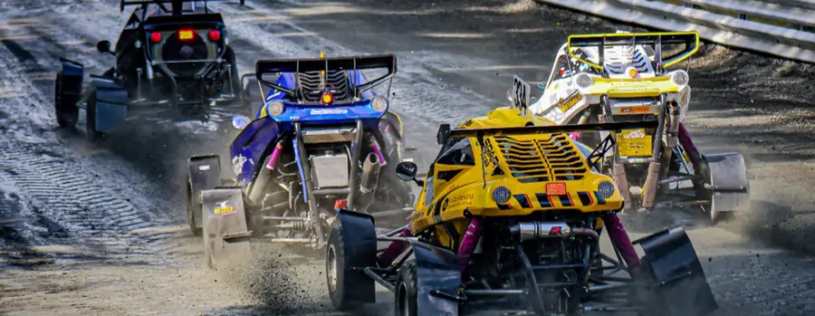 CrossCar-Buggys im Drift auf Schotter