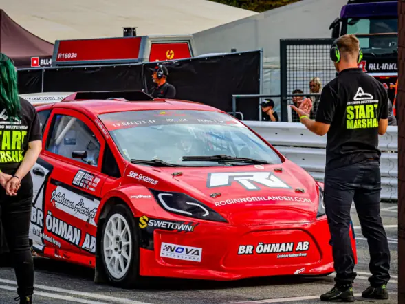 Supercar-Lites-Fahrzeuge im Drift