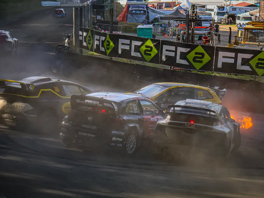 FC2-Supercars im Vierkampf auf der Strecke