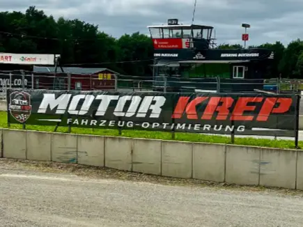 Motor-Krep-Banner am Zaun an der Jokerlap des Esterings