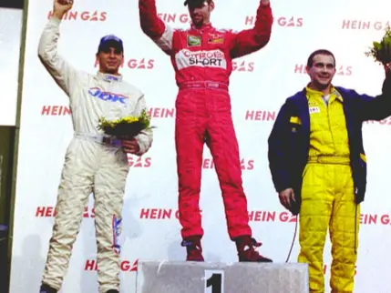 Historisches Foto: Siegerehrung auf dem Podium