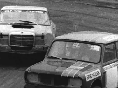 Historisches Foto: Mercedes /8 und Mini im Zweikampf