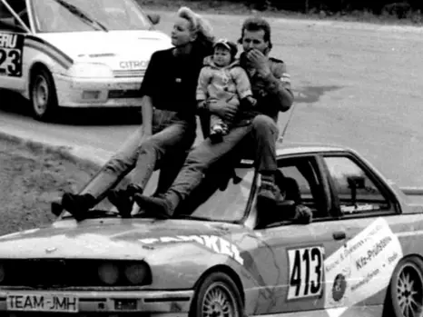 Historisches Foto: Familie sitzt auf dem BMW Nr. 413, dahinter Startnummer 523