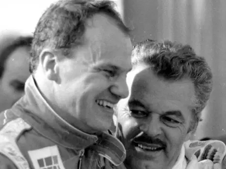 Historisches Foto: Zwei Männer lachen im Fahrerlager