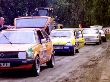 Historisches Foto: VW Golf und Startaufstellung an der Strecke