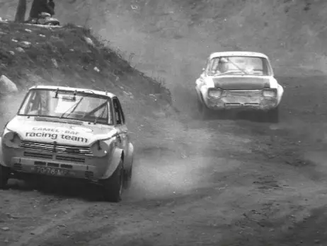 Historisches Foto: Tourenwagen im Dreikampf auf der Sandpiste