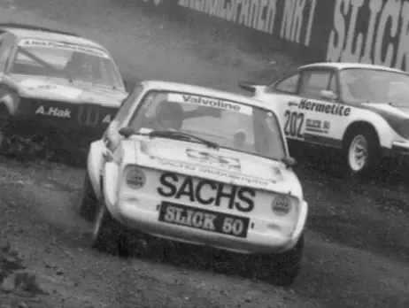 Historisches Foto: Porsche 911 SACHS und Ford Escort im Rennen