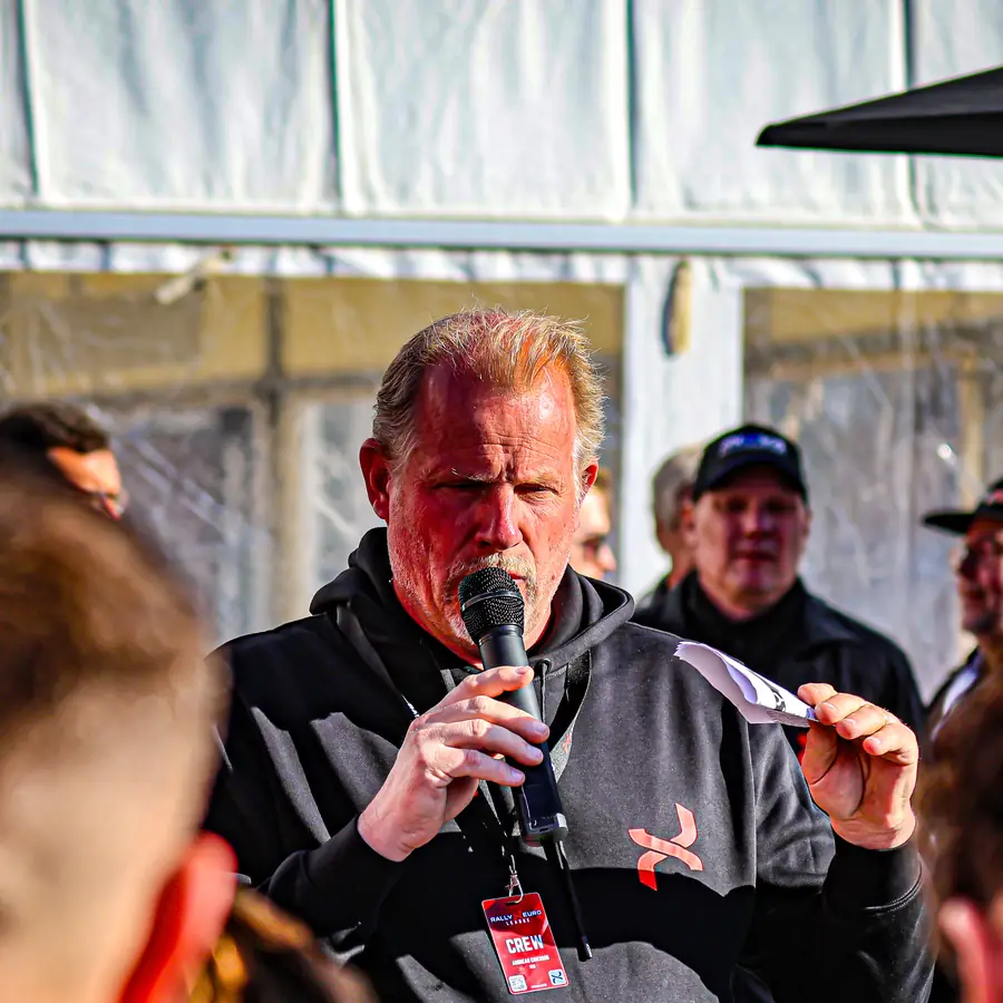 Andreas Eriksson beim Fahrer-Briefing