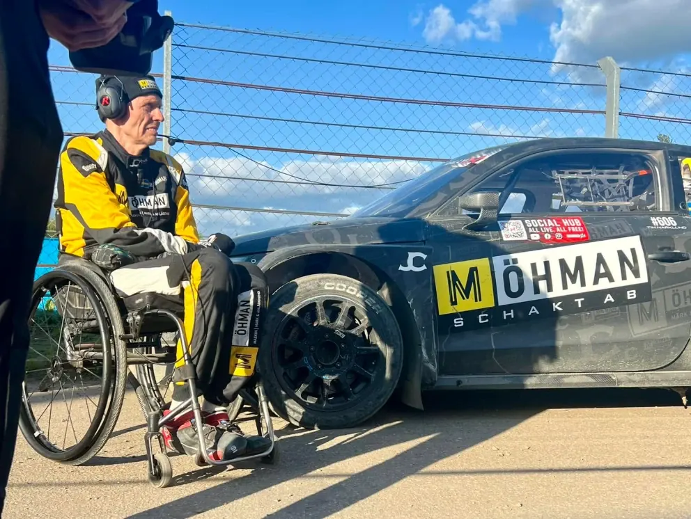 Mats Öhman neben seinem Öhman-Rallycross-Auto im Fahrerlager
